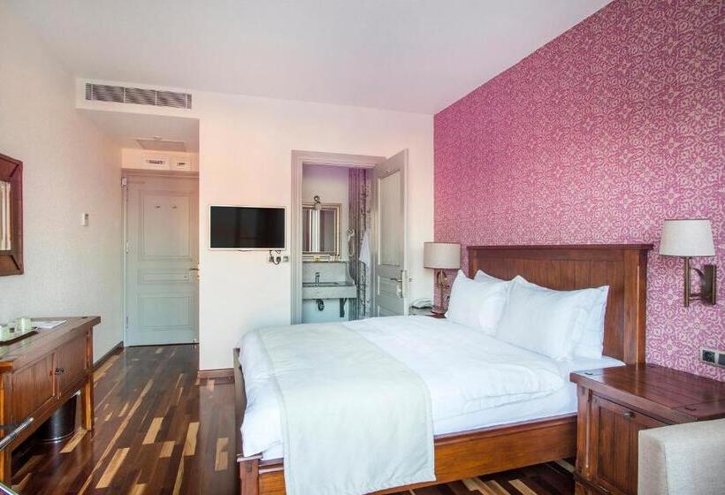 اتاق استاندارد با بالکن و چشم‌انداز دریا, Cunda Labris