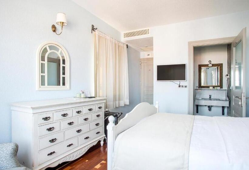 اتاق استاندارد با بالکن و چشم‌انداز دریا, Cunda Labris