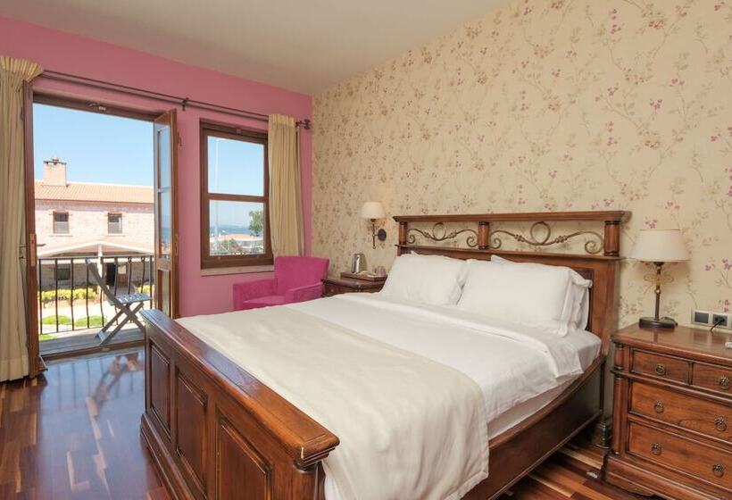 اتاق استاندارد با بالکن و چشم‌انداز دریا, Cunda Labris