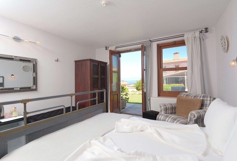 اتاق استاندارد با بالکن و چشم‌انداز دریا, Cunda Labris