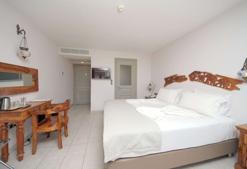 اتاق استاندارد با بالکن و چشم‌انداز دریا, Cunda Labris