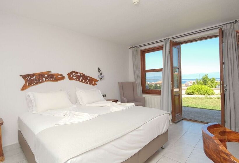 اتاق استاندارد با بالکن و چشم‌انداز دریا, Cunda Labris