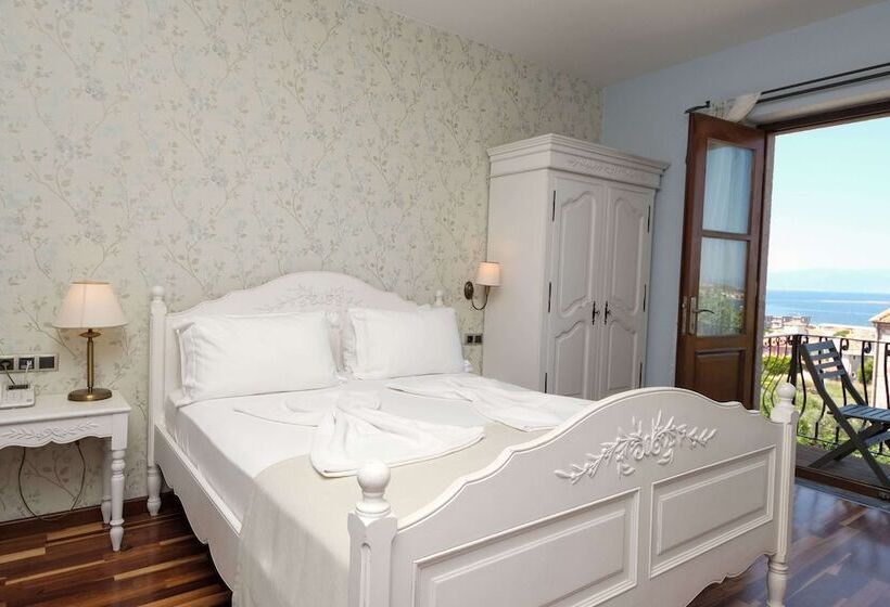 اتاق استاندارد با بالکن و چشم‌انداز دریا, Cunda Labris