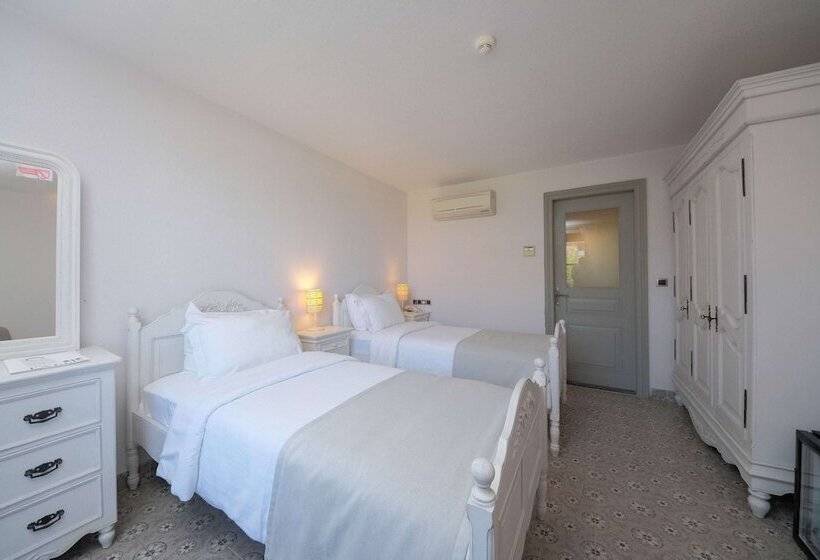 اتاق استاندارد با بالکن و چشم‌انداز دریا, Cunda Labris