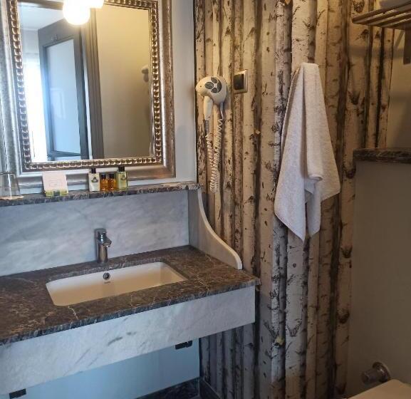 اتاق استاندارد با بالکن و چشم‌انداز دریا, Cunda Labris