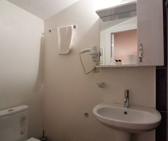 スタンダードトリプルルーム, Taksim Trust