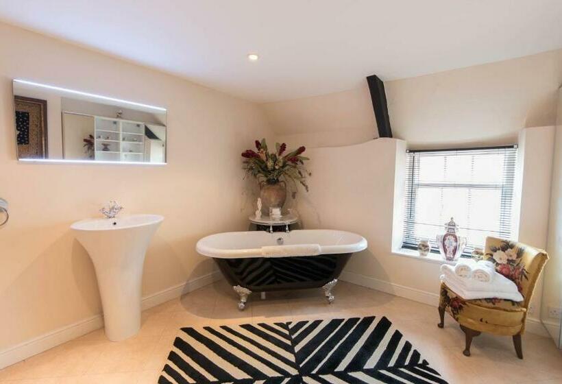 جناح, The Dusthole