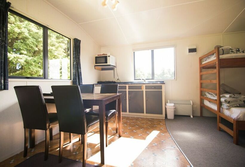 패밀리 스튜디오, Stratford Motel & Holiday Park