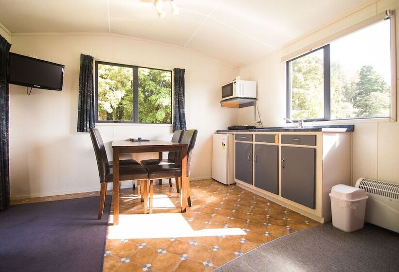 패밀리 스튜디오, Stratford Motel & Holiday Park