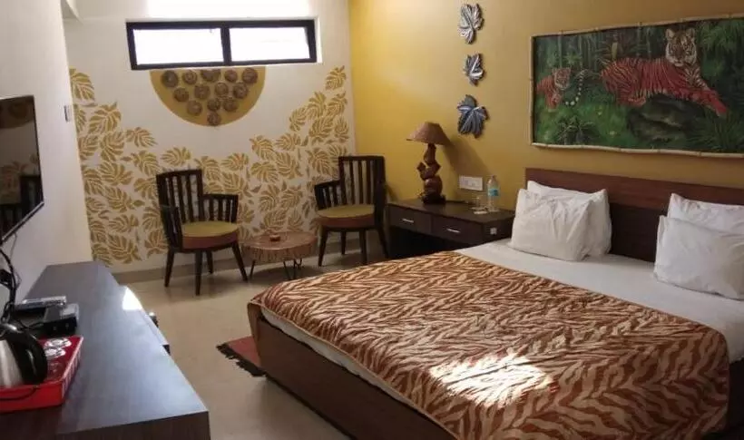 コンフォートトリプルルーム, Tathastu Resort Pench  Luxury Wildlife Resort