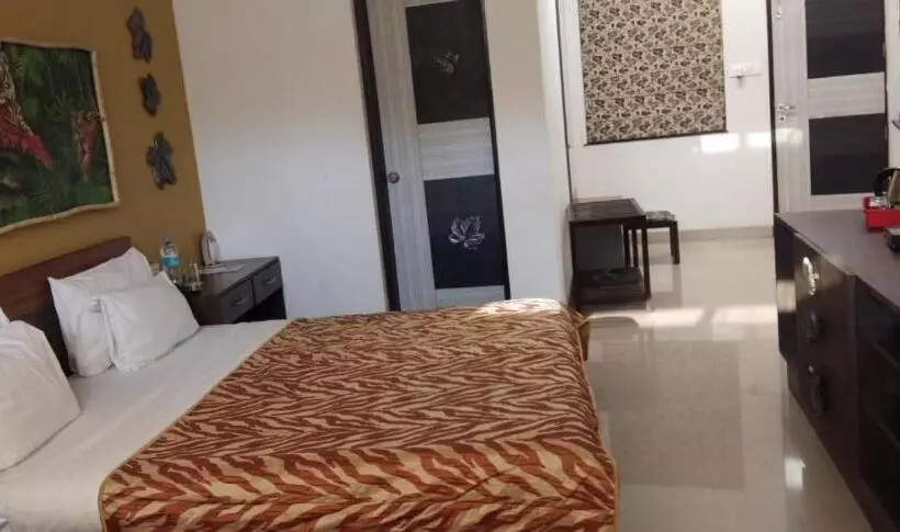 コンフォートトリプルルーム, Tathastu Resort Pench  Luxury Wildlife Resort