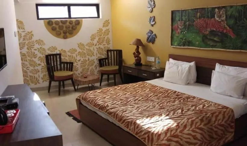 コンフォートトリプルルーム, Tathastu Resort Pench  Luxury Wildlife Resort