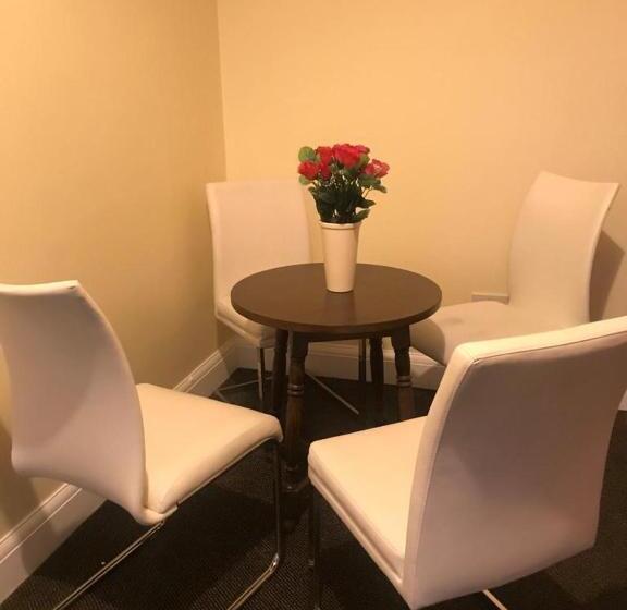 Номер Стандарт, Heathrow Stay