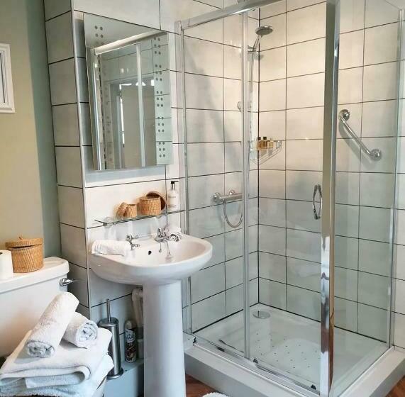 اتاق لوکس با تخت بزرگ, Anzac Street B+bistro