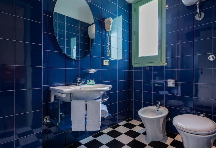 חדר קלאסי לשלושה, Euromare