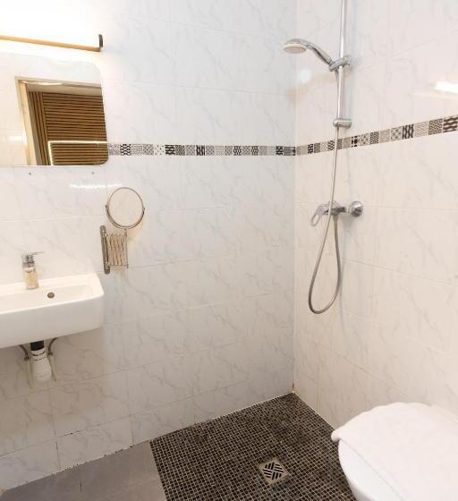 デラックスルーム, Europe Blv