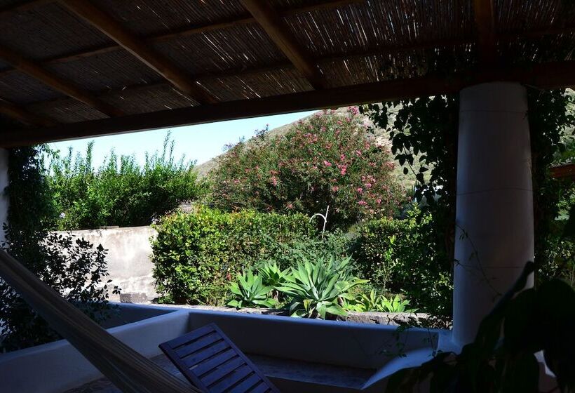اتاق استاندارد چهارنفره با چشم‌انداز باغ, La Locanda Del Postino