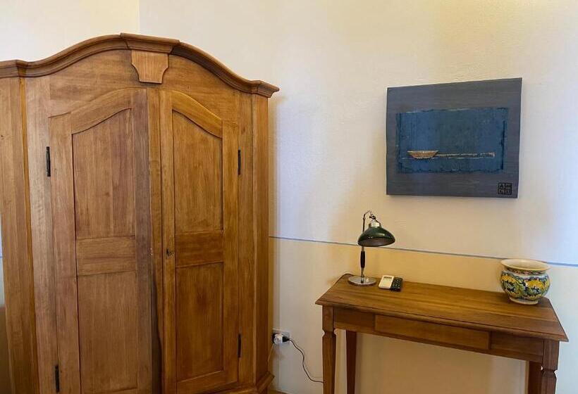 اتاق سه نفره دلوکس با چشم‌انداز دریا, La Locanda Del Postino