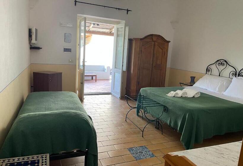 اتاق استاندارد چهارنفره با چشم‌انداز باغ, La Locanda Del Postino