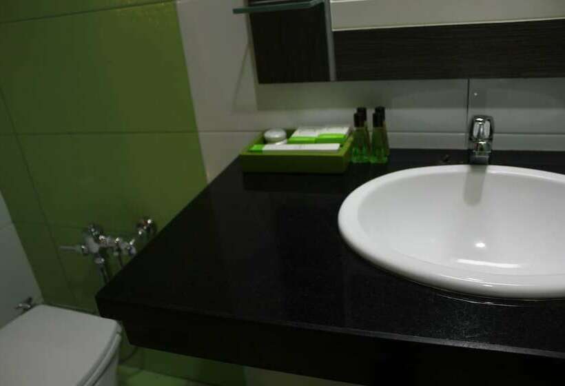 デラックスルーム, Pose In Hotel Solo