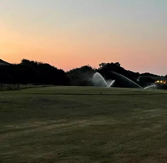 スタンダードスタジオ, Sea Scape Beach And Golf Villas
