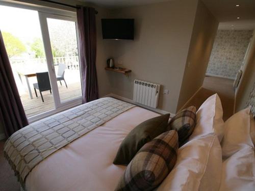 اتاق استاندارد سه نفره, The Fox & Hounds