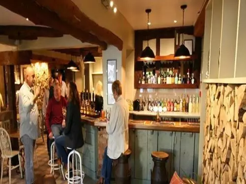 スタンダードトリプルルーム, The Fox & Hounds