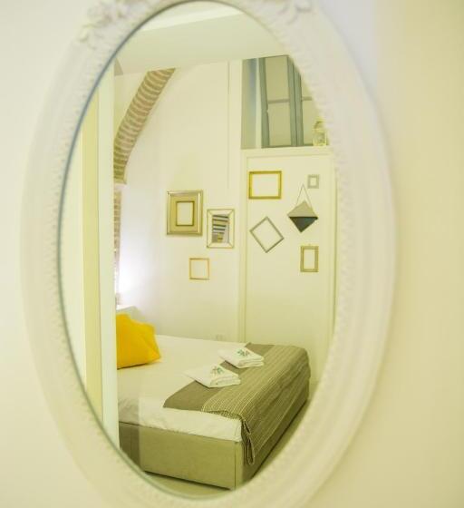 اتاق لوکس با تخت بزرگ, Little Italy Hostel Ex Chiesa S Donato