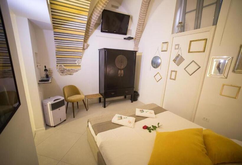اتاق لوکس با تخت بزرگ, Little Italy Hostel Ex Chiesa S Donato