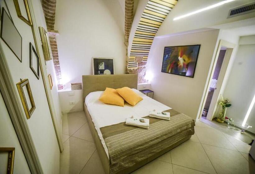 اتاق لوکس با تخت بزرگ, Little Italy Hostel Ex Chiesa S Donato