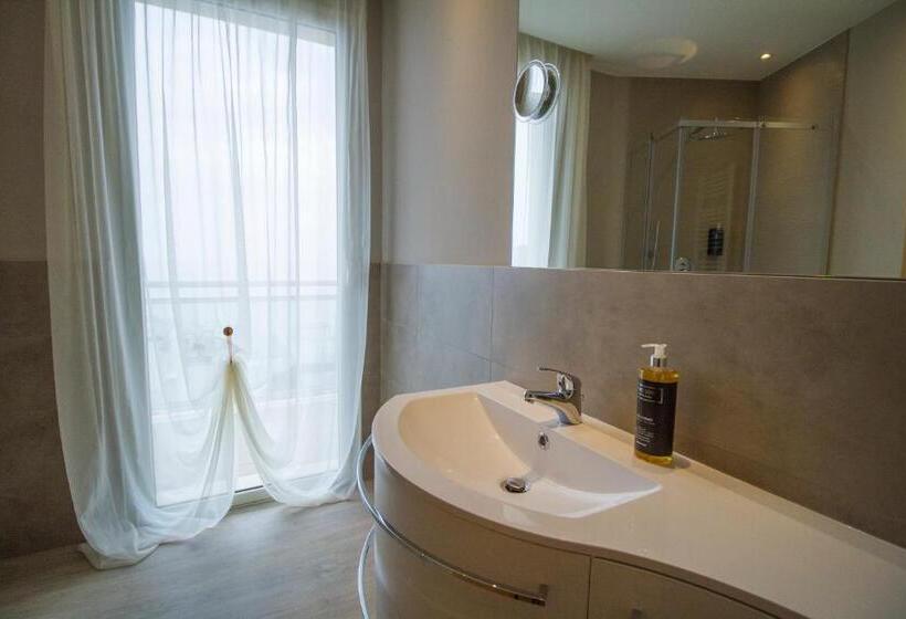 オーシャンビューのデラックストリプルルーム, Lady Mary