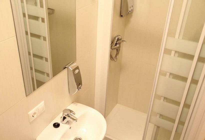 חדר משפחתי, El Albergue De Herrera