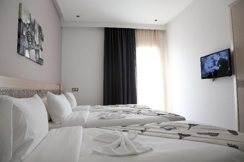 标准三人间, A44