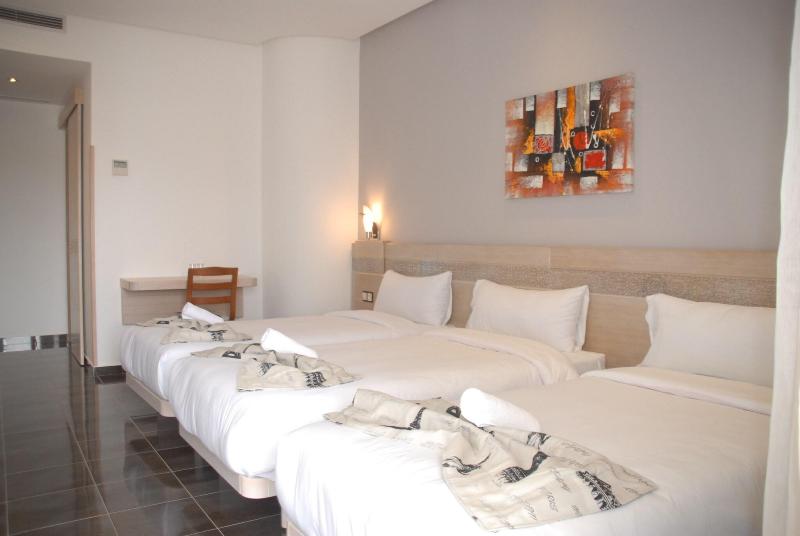 标准三人间, A44