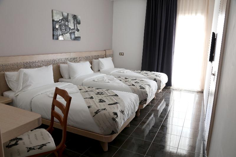 标准三人间, A44