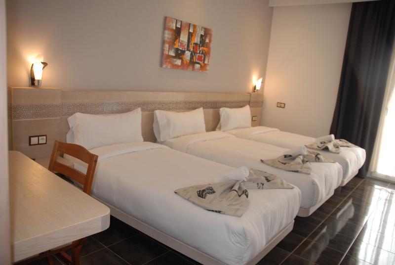 标准三人间, A44