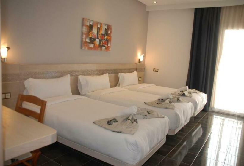 标准三人间, A44