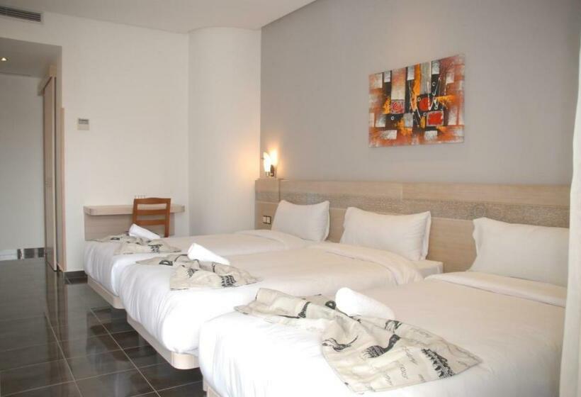 标准三人间, A44