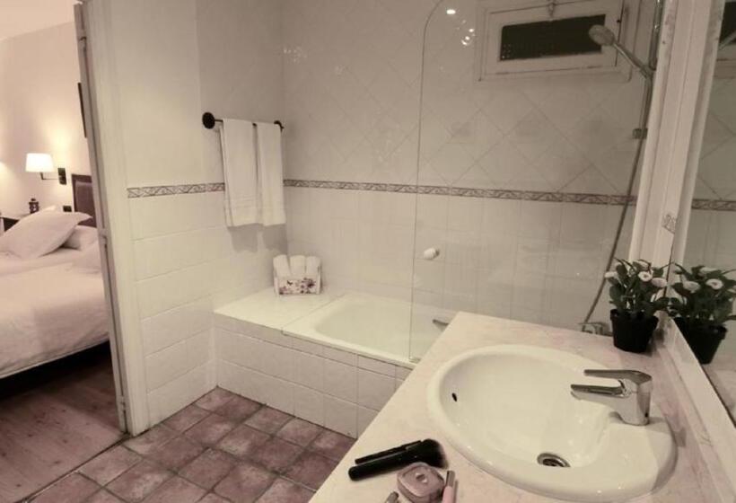 اتاق اکونومی, Casona De Navalmedio