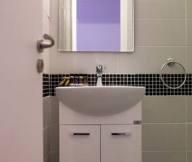 סטודיו אקזקיוטיב, Flora Maria