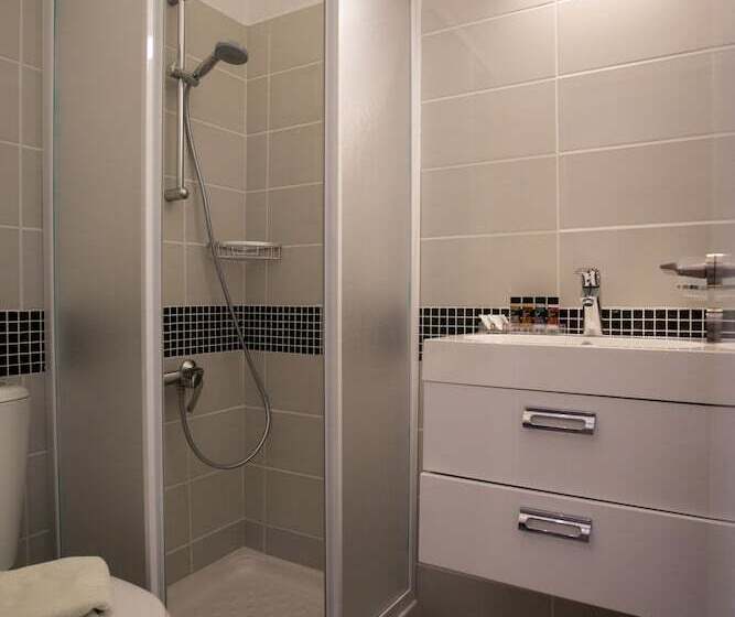 סטודיו אקזקיוטיב, Flora Maria