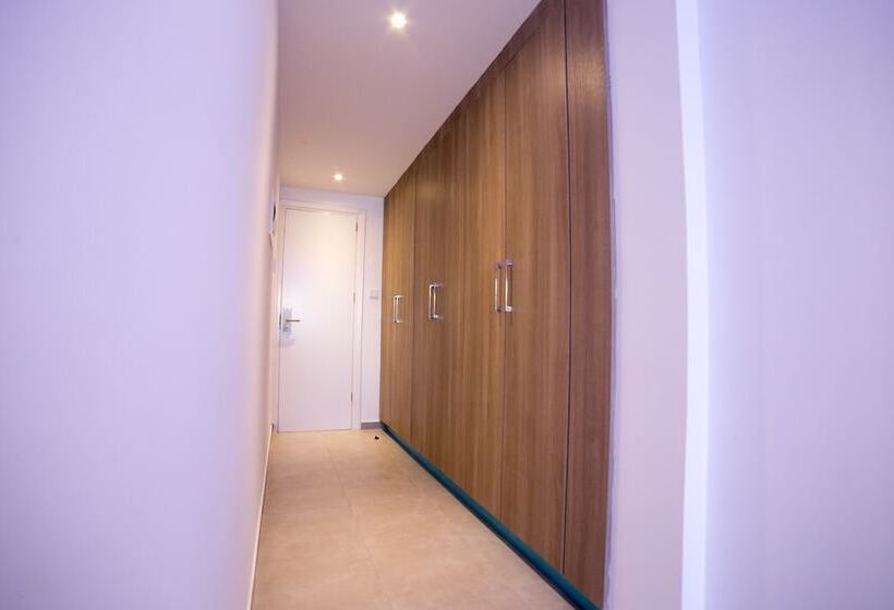 סטודיו אקזקיוטיב, Flora Maria