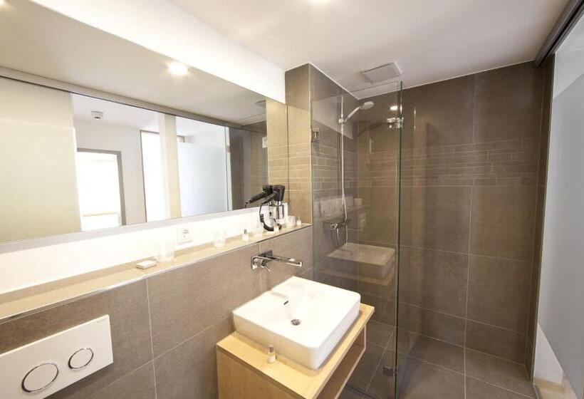 수피리어 트리플 룸, Beim Butz