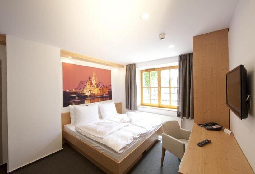 수피리어 트리플 룸, Beim Butz