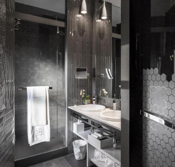 Номер Deluxe, Monument