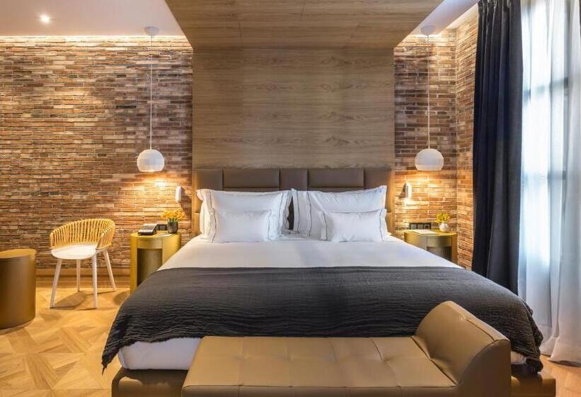 Номер Deluxe, Monument