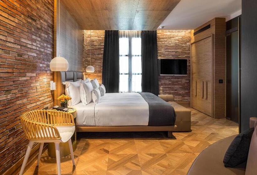 Номер Deluxe, Monument