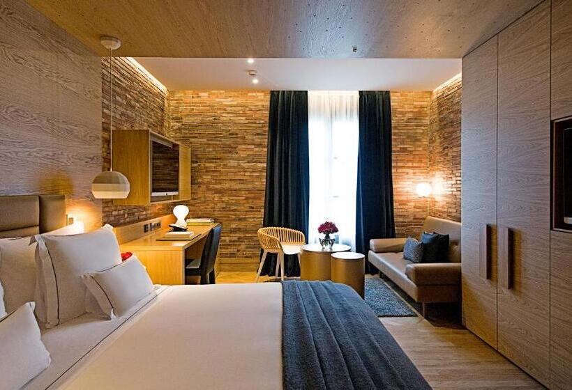 Полулюкс, Monument