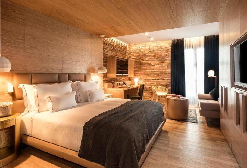 Полулюкс, Monument