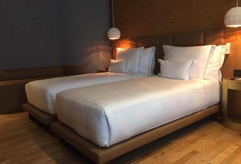 Полулюкс, Monument